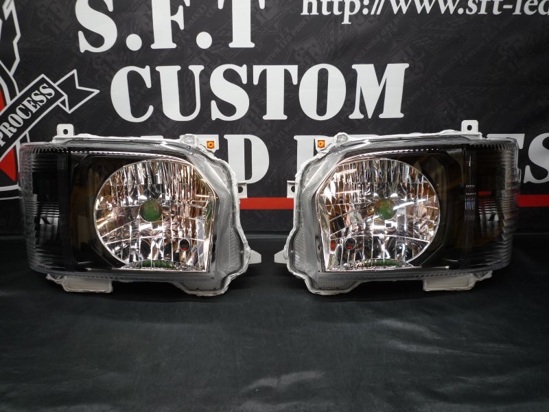 ハイエースハロゲンタイプのヘッドライトカスタム　インナーブラック塗装